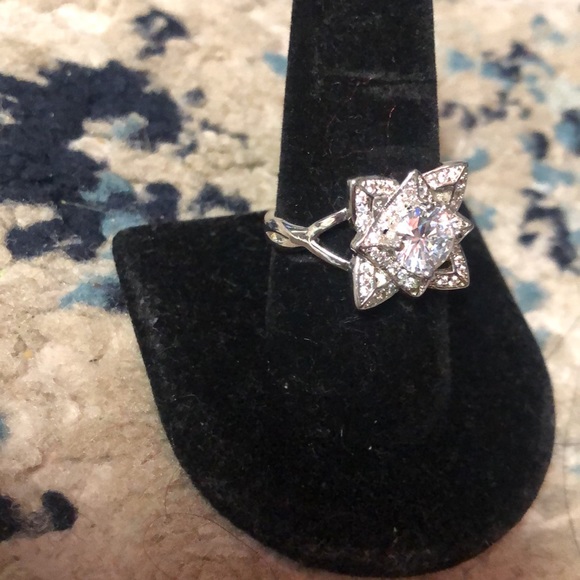 Beautiful 🌺 Flower Ring NWOT - Picture 3 of 5